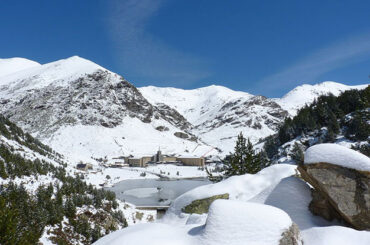 Excursión de un día desde Barcelona: La Vall de Núria en tren cremallera